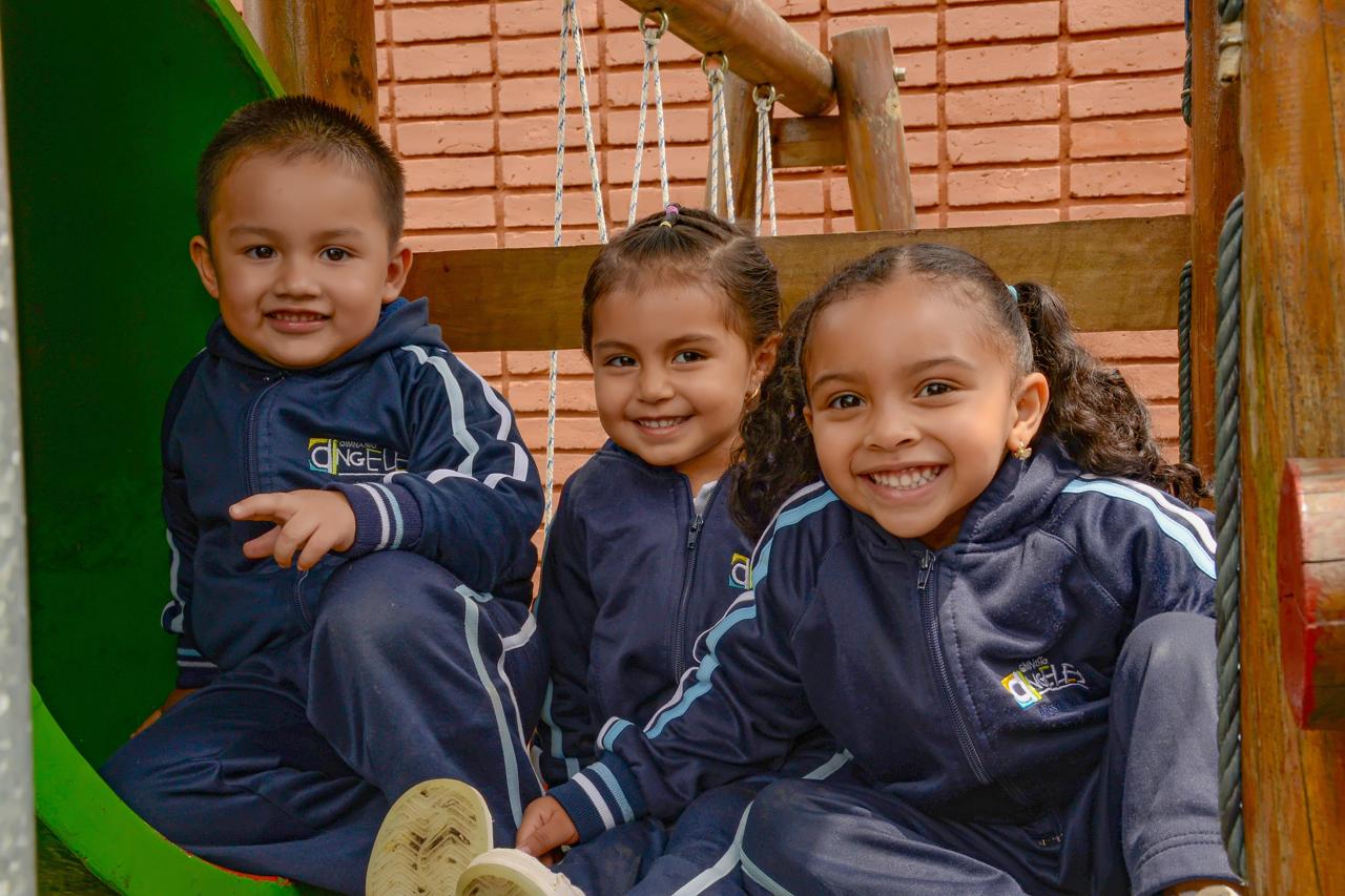 Niños de preescolar del Colegio Gimnasio Ángeles en el parque de madera