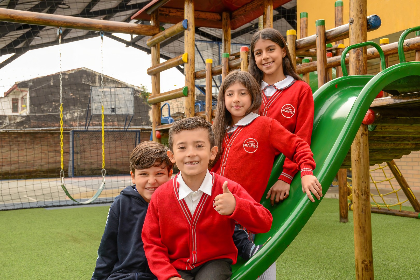 Niñas de primaria del Colegio Gimnasio Ángeles
